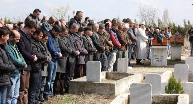 Tem’deki Kazada Ölen Anne Ve Kızı Son Yolculuğuna Uğurlandı