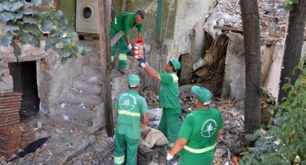 Temizlik İşçisi, İhbar Ettiği Kardeşinin Çöp Evini Temizledi