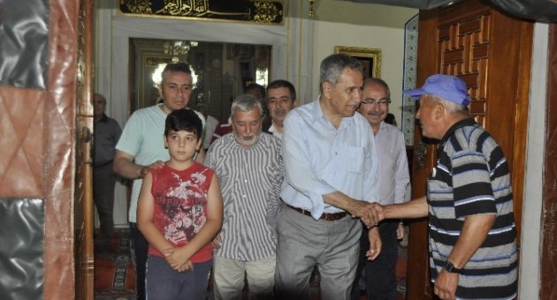Teravih Namazı Sonrası Arınç İzdihamı