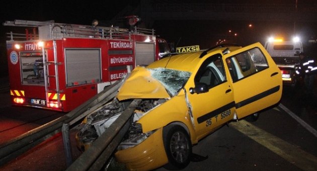 Ticari Taksi Bariyerlere Girdi: 1 Yaralı