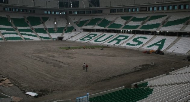 Timsah Arena’da Çim Serme İşlemine Başlandı