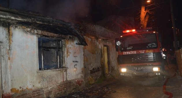 Tinercilerin Kaldığı Metruk Binada Korkutan Yangın