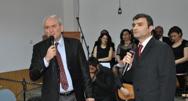 Tıp Bayramında Meslektaşlarına Türkü Söyledi