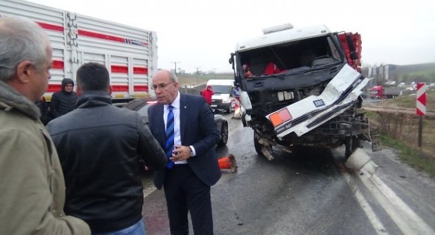 Tır İle Kamyon Çarpıştı: 1 Yaralı