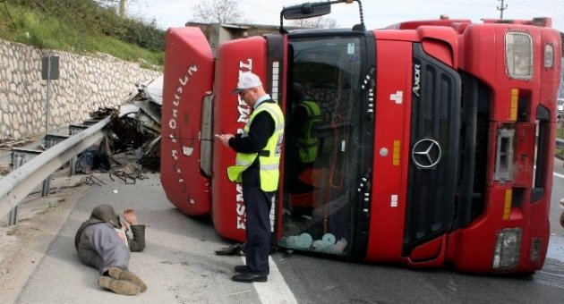 Tır Yan Yattı, Sürücüsü De Yanına Yattı...