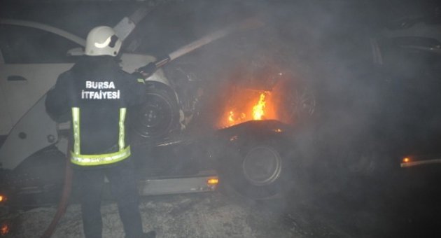 Tır’daki Sıfır Kilometre Otomobiller Küle Döndü
