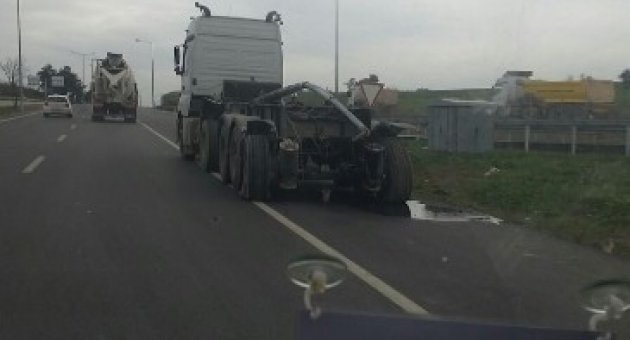Tır’ın Dorsesi Üst Geçitte Asılı Kaldı