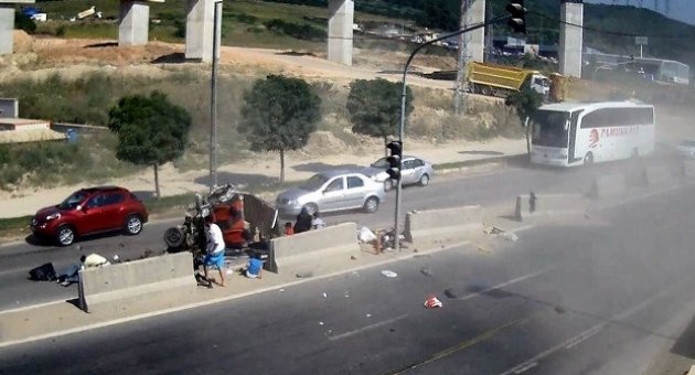 Tır’ın Sürüklediği Otomobilden Sağ Çıktılar