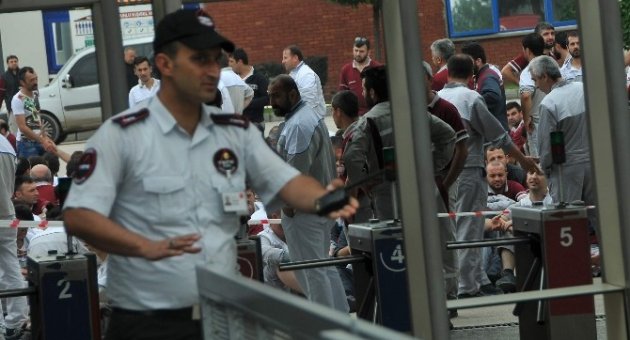 Tofaş Otomobil Fabrikası’nda İşçiler Üretimi Yine Durdurdu .