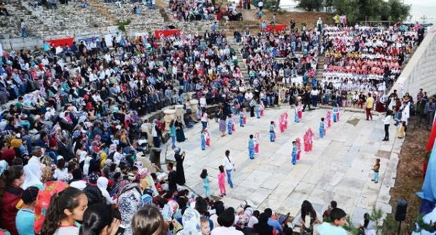 Torbalı’da Antik Tiyatroda Şenlik