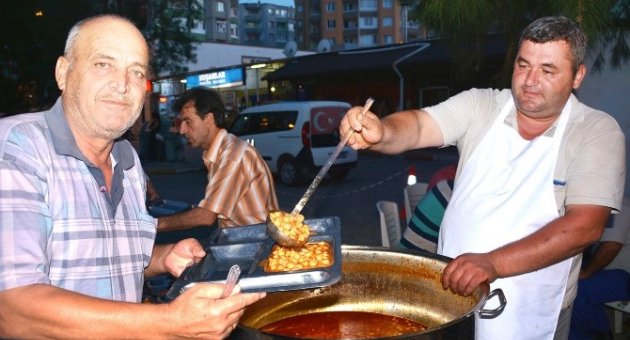 Torbalı’da Sokak İftarına Yoğun İlgi
