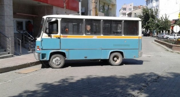 Trafikte Arızalanan Minibüs Tehlike Saçtı