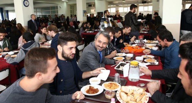Trakya Üniversitesi’nde Öğrencilere Aşure İkramı