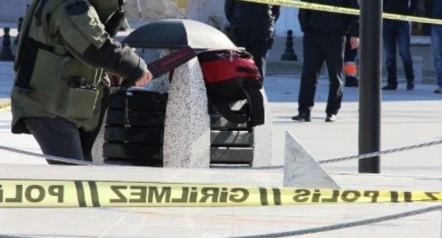 Truva Atı Önünde Bomba Paniği
