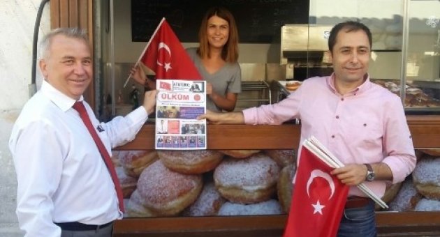 Tuna, Esnafa Bayrak Dağıttı