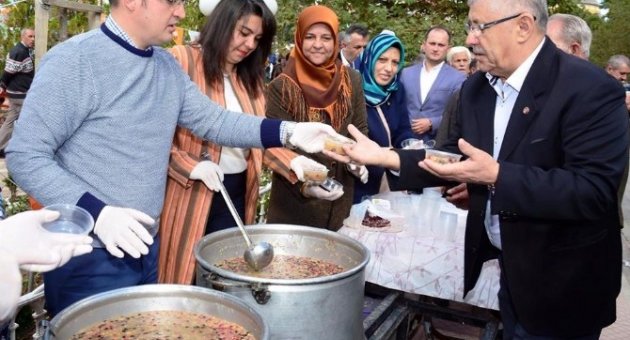 Turan Çan’da Aşure Dağıttı