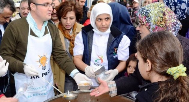 Turan Cuma Pazarında Aşure Dağıttı