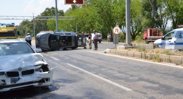 Turistleri Taşıyan İki Araç Çarpıştı: 3 Yaralı