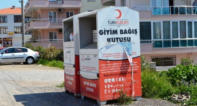 Türk Kızılayı’nın Giyim Bağış Kutularına Atılanlar Tepki Çekiyor