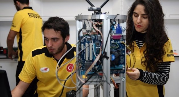 Türkçe Konuşan İnsansı Robotlar Papatya Ve Lale