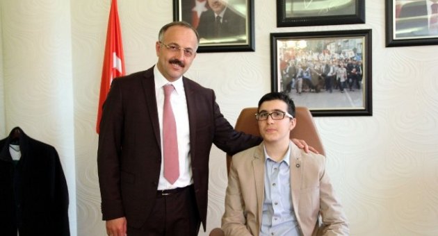 Türkiye’de İlk Defa Bir Belediye Başkanı Koltuğunu Otizmli Çocuğa Bıraktı