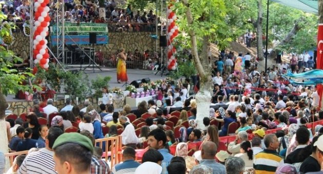 Üç Komşu İlçede Aynı Gün Kiraz Festivali