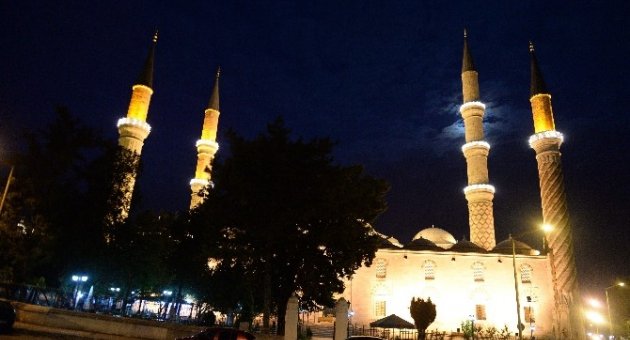 Üç Şerefeli Camii’nin Aydınlatma Çalışmaları Tamamlandı