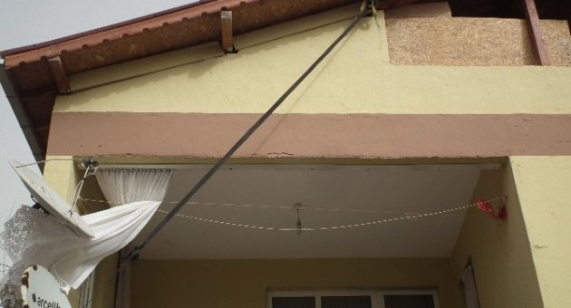 Uçmasın Diye Çatıyı Bağladı