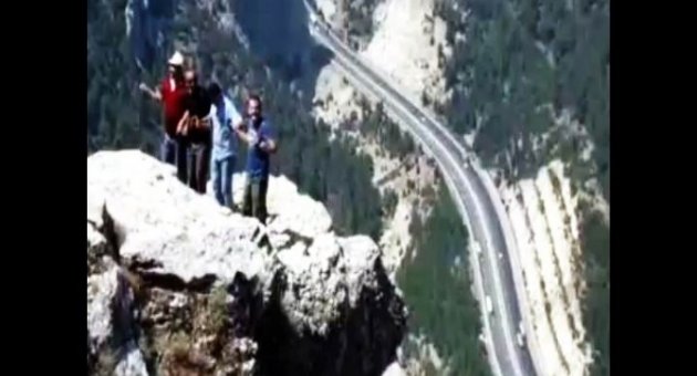 Uçurumun Kenarında Halay Çekip Çiftetelli Oynadılar