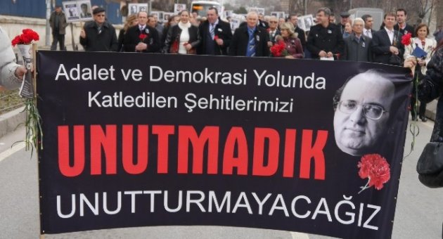 Uğur Mumcu Edirne’de Karanfillerle Anıldı