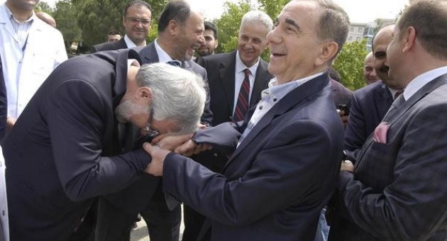 Uludağ Üniversitesi Rektörü Ulcay, Hayırsever İş Adamının Elini Öptü