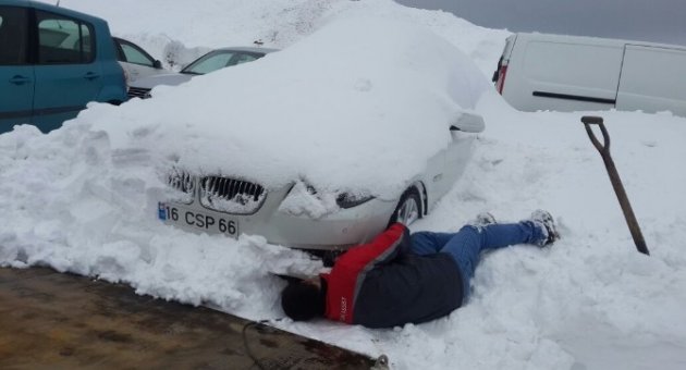 Uludağ’da Araçlar Kara Gömüldü
