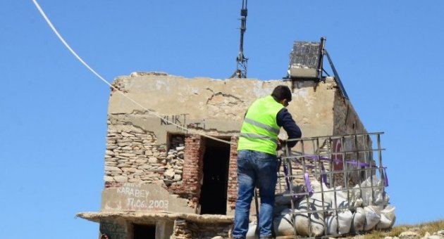 Uludağ’ın Zirvesindeki Dağcıların Sığınma Evine Helikopterli Onarım