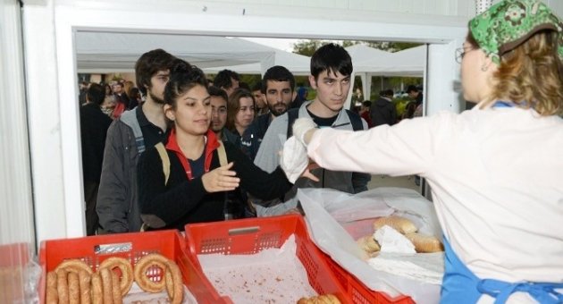 Üniversite Öğrencileri Ücretsiz Çorba İçin Kampanya Başlattı