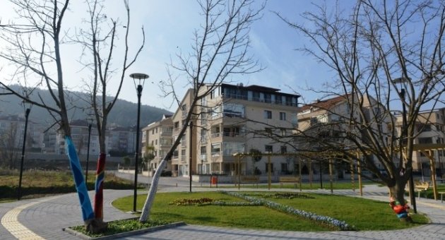 Üniversiteli Ressamlar Ağaçları Giydirdi