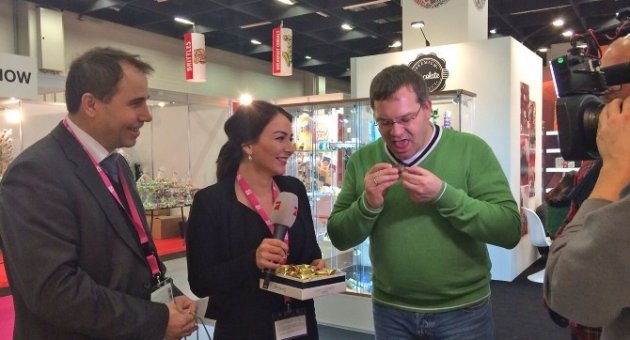 Ünlü Alman Komedyen Elton, Kardelen’in Fuar Stantında