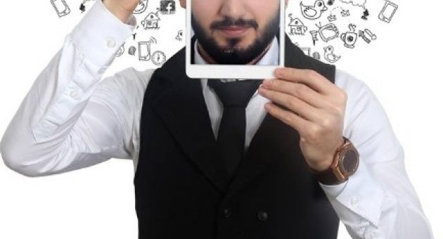 Ünlüleri Peşine Takan Fenomenden Sosyal Medya Vurgusu