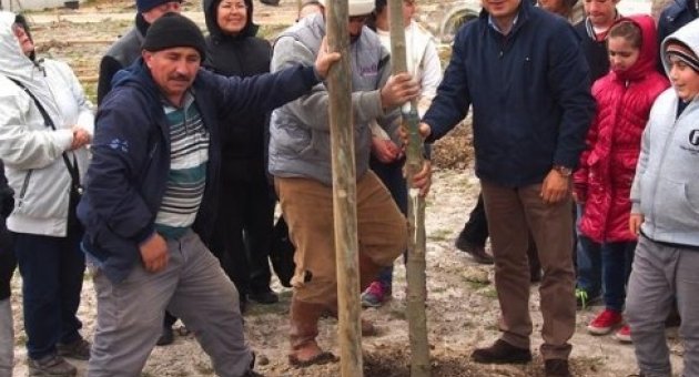 Urla Dostları Derneği Fidanları Toprakla Buluşturdu