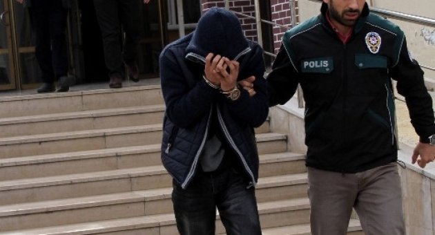 Uyuşturucuları Paspasa Saçtılar, Polis Süpürgeyle Çekti