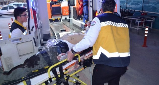 Üzerlerine 400 Kiloluk Elektrik Panosu Düştü: 1 Ölü, 1 Yaralı