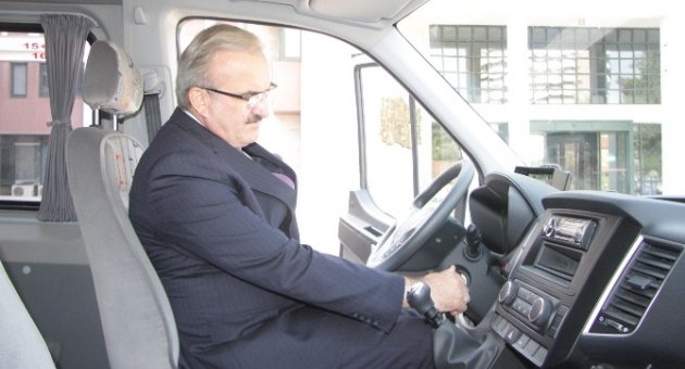 Vali Bağışlanan Aracın Marşına Basarak Test Sürüşü Yaptı
