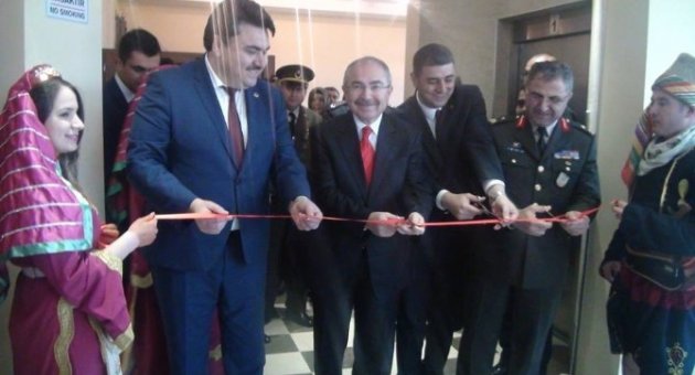 Vali Sergi Açtı