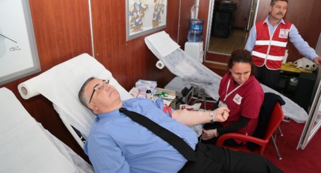Vali Ve Belediye Başkanından Kan Bağışına Destek