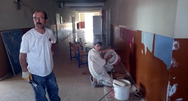 Veliler Çocuklarının Okulunu İmece Usulüyle Yeniledi