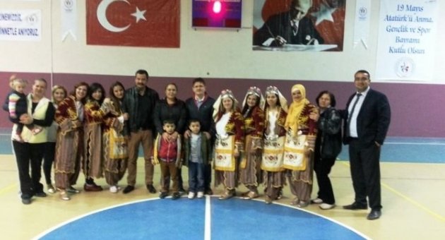 Veliler Çocuklarıyla Aynı Sahneyi Paylaştı
