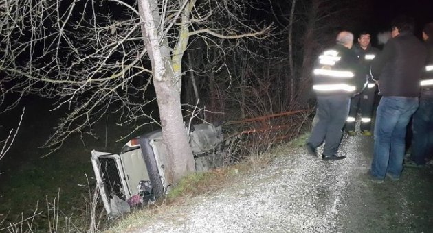 Virajı Alamayan Araç Şarampole Yuvarlandı: 3 Yaralı