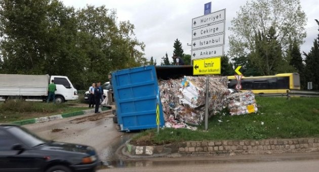 Virajı Alamayan Atık Kağıt Kamyonu Devrildi: 1 Yaralı