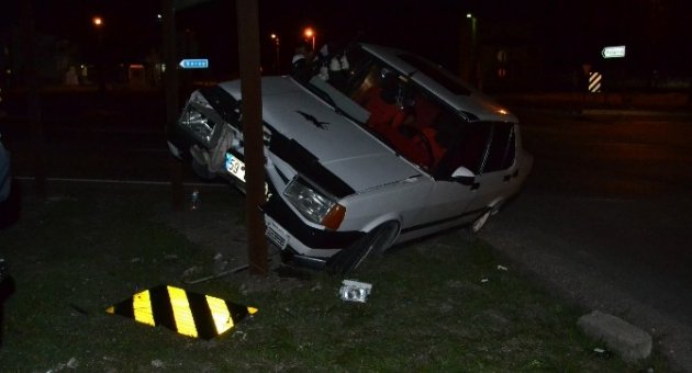 Virajı Alamayan Otomobil Kavşağa Çıktı