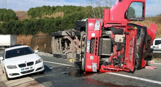 Virajı Alamayan Porselen Yüklü Tır Devrildi: 2 Yaralı