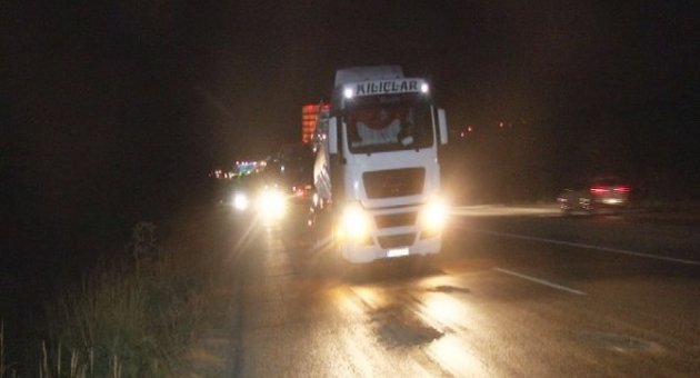 Yağ Taşıyan Tırlar Yolu Kaygan Hale Getirdi